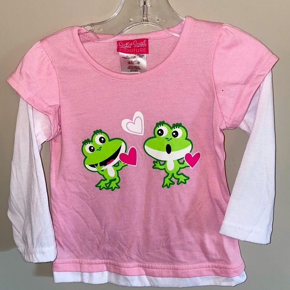 𝅺NWOT Adorable long sleeved pink and  white top with frogs and hearts.